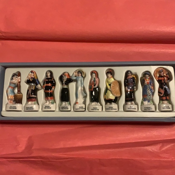Minh Long Set of ten miniature porcelain Vietnamese figurines good cond - Picture 2 of 3